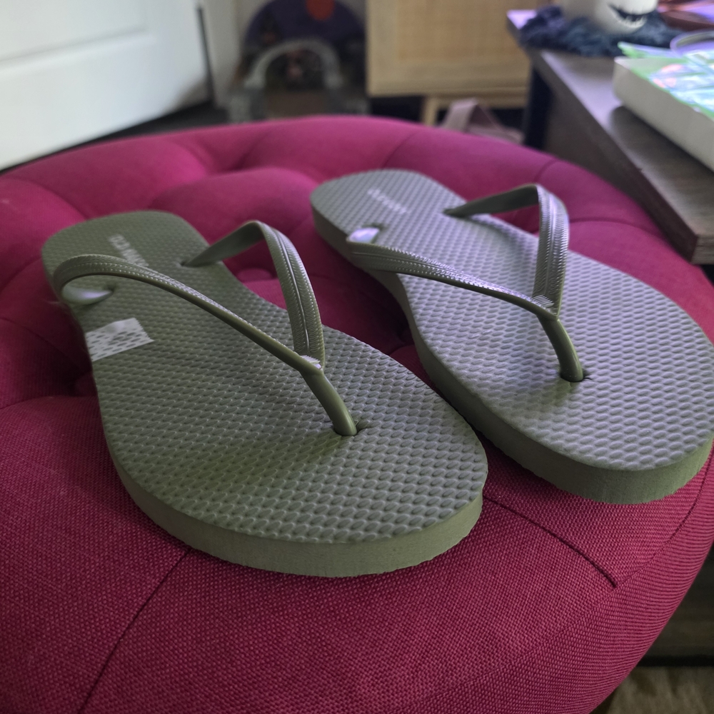 Old Navy Women's Size 6 Flip Flops - Dark Green Sandals NWT Summer Beach Casual